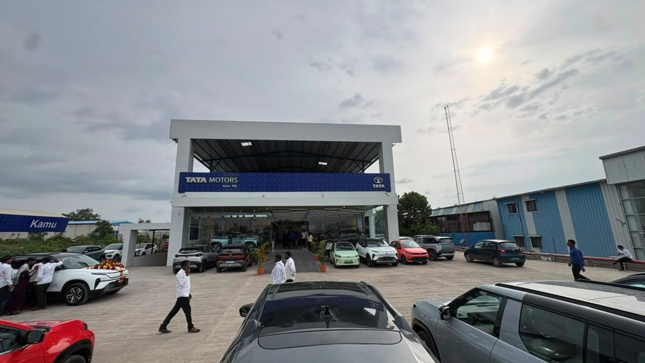 KAMU Motors Ahilyanagar showroom and forecourt